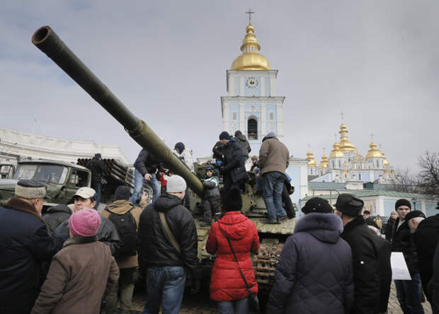 Ржавое шоу Порошенко в Киеве Т-64БВ - советский основной боевой танк семейства Т-64, представляет собой вариант танка Т-64Б с навесной динамической защитой «Контакт-1». Данная модификация танка, разработанная в Харьковском конструкторском бюро, с 1985-го по 1987 год производилась на Харьковском машиностроительном заводе. Последние учебные танки T-64 были полностью списаны в российской армии к 2011 году и в начале 1990-х годов заменены на T-72. Согласно доклада Международного института стратегических исследований (International Institute for Strategic Studies), на вооружении армии Украины в 2013 году находилось приблизительно 1750 танков T-64 всех модификаций. Киев, оружие, Порошенко Ржавое шоу Порошенко в Киеве Т-64БВ - советский основной боевой танк семейства Т-64, представляет собой вариант танка Т-64Б с навесной динамической защитой «Контакт-1». Данная модификация танка, разработанная в Харьковском конструкторском бюро, с 1985-го по 1987 год производилась на Харьковском машиностроительном заводе. Последние учебные танки T-64 были полностью списаны в российской армии к 2011 году и в начале 1990-х годов заменены на T-72. Согласно доклада Международного института стратегических исследований (International Institute for Strategic Studies), на вооружении армии Украины в 2013 году находилось приблизительно 1750 танков T-64 всех модификаций. Киев, оружие, Порошенко