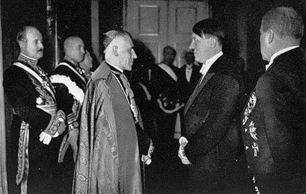 Папа Пий XII встречается с Гитлером.
