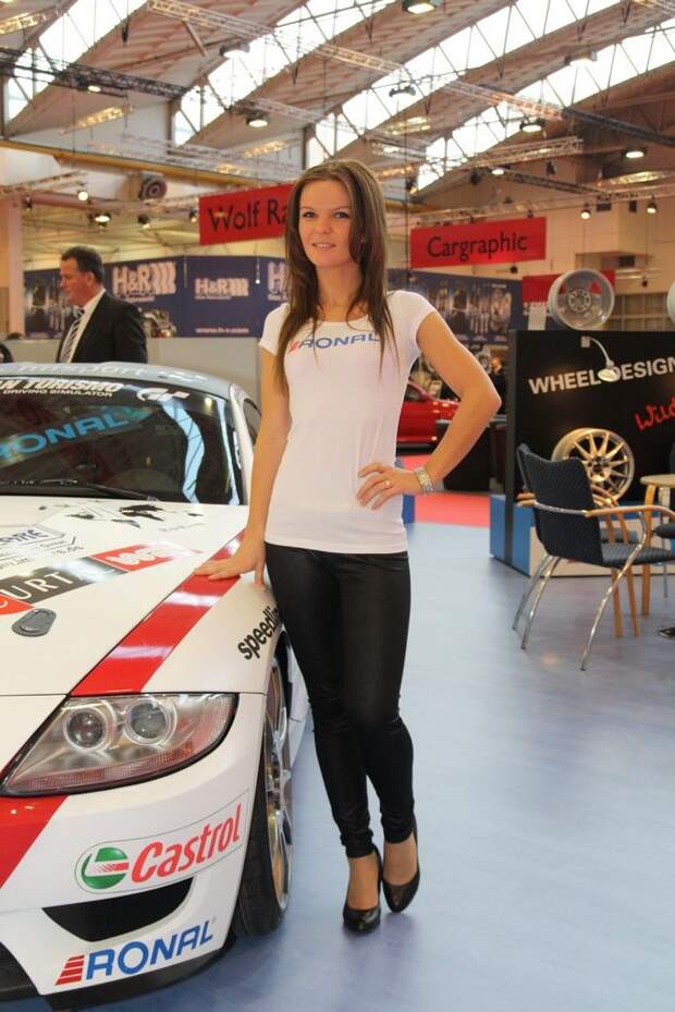 Девушки с автосалона Essen Motor Show (72 фото)