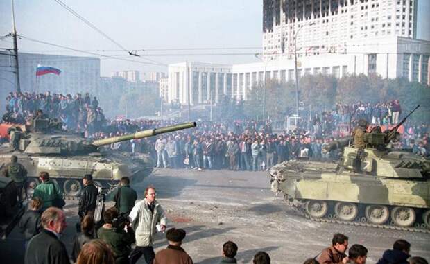 На фото: танки у Белого дома, 1993 год.