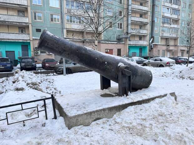 ГАТИ: на Просвещения увидели на детской площадке старинную пушку