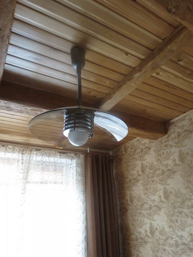 Кухня деревянные фасады, деревянный реечный потолок на кухне