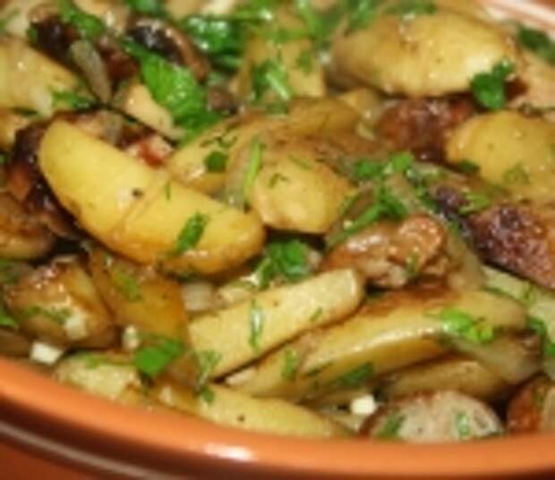 Молодой картофель, жареный с грибами, луком и домашней колбасой