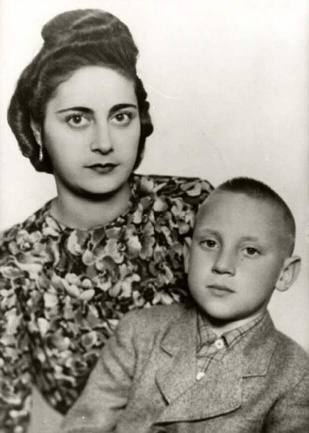 С отцом и мачехой Евгенией, которую мальчуган звал «мамой Женей» Бард, Владимир Высоцкий, актер, знаменитости, интересно, певец, фото