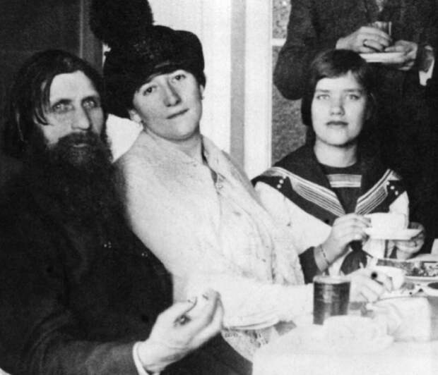На фото слева Григорий Распутин, справа дочь Матрена