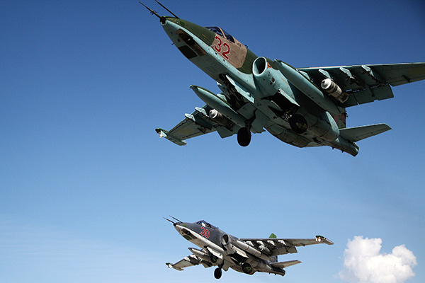 Российские штурмовики Су-25 взлетают с сирийской авиабазы Хмеймим