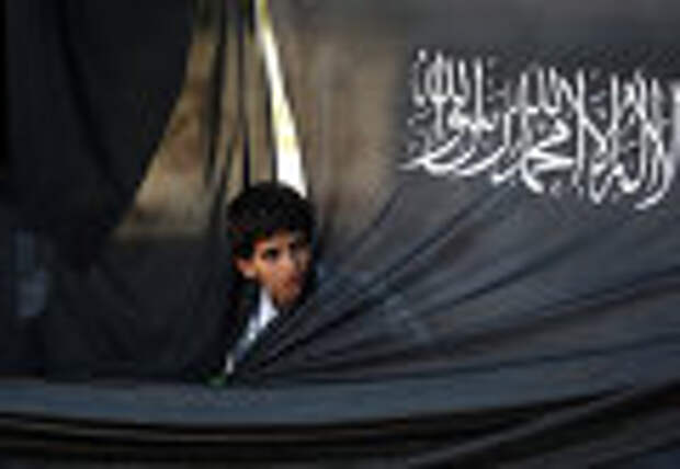 Палестинский мальчик на фоне флага партии &quot;Партии исламского освобождения&quot; (Хизб ут-Тахрир)  
