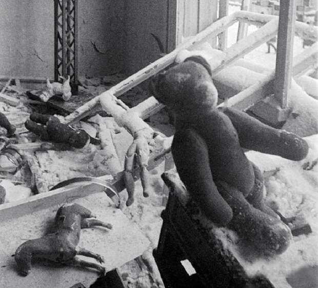 Разрушенный гитлеровцами детский сад в Тихвине. Разрушенный гитлеровцами детский сад в Тихвине.