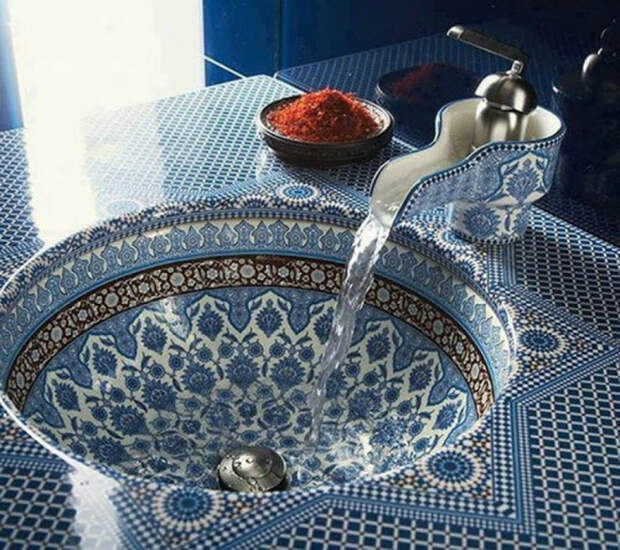 Стильная круглая раковина с узорами от Kohler.
