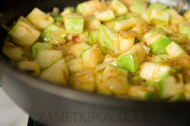 Пшенная каша с жаренным луком и кабачками