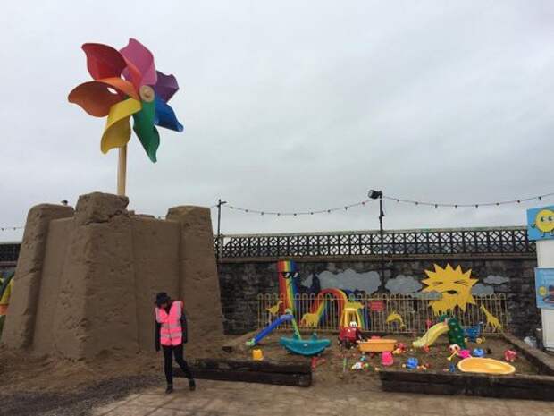 Добро пожаловать в Dismaland, самый мрачный парк аттракционов от Banksy (18 фото)