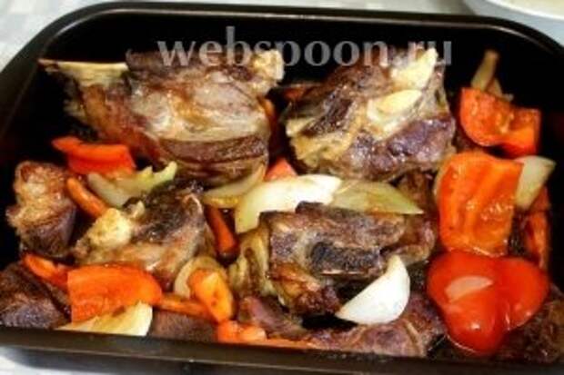 Добавляем к мясу обжаренные овощи,