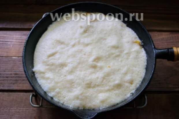На разогретую сковороду с обжаренным перцем вылить омлетное тесто.