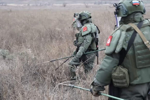 Военные инженеры группировки войск «Центр» продолжают разминирование участков дорог и прилегающих территорий в недавно освобождённых населенных пунктах ДНР на Красноармейском направлении СВО