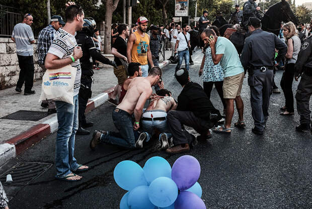 Нападение на участников гей-парада в Иерусалиме - фото 2 из 7