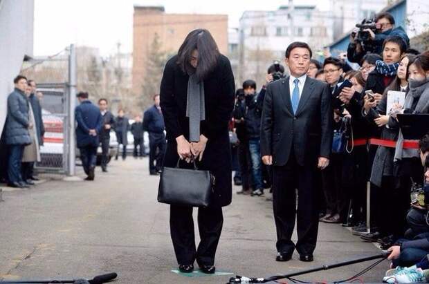Девушка с опущенной головой — дочь главы компании Korean Airlines Cho Hyun-а