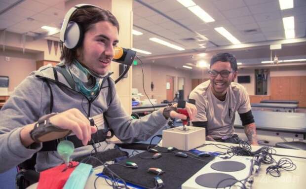 Microsoft представила новый геймпад Xbox Adaptive Controller (9 фото + видео)