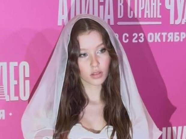 Невеста Пересильд и жених Дмитриенко, Андреева в мини: «Алиса в стране чудес»