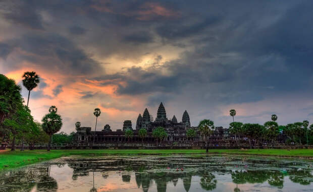 Ангкор-Ват Камбоджа Этот буддийский храмовый комплекс является крупнейшим религиозным памятником в мире. Кхмерский король Сурьяварман II построил храм в 12-м веке.