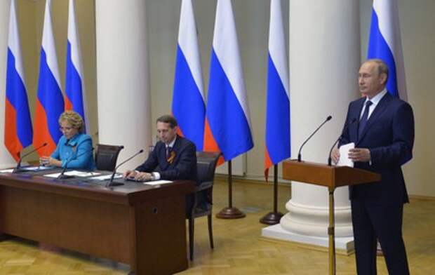 Президент России Владимир Путин выступает во время встречи с членами Совета законодателей РФ