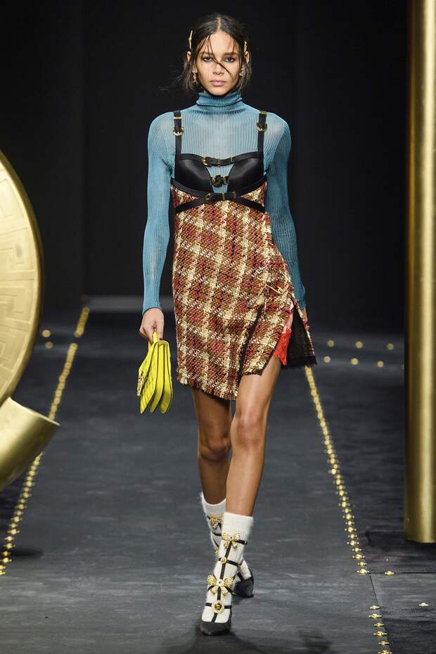 Белые пушистые носки с чёрными туфлями. Versace Fall-2019