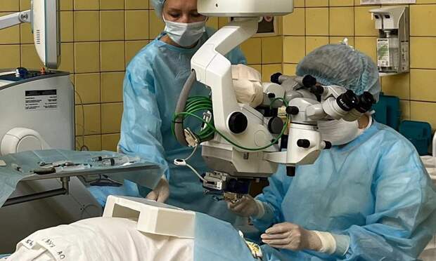 Архангельские врачи вернули зрение пациенту с тяжелой травмой глаза
