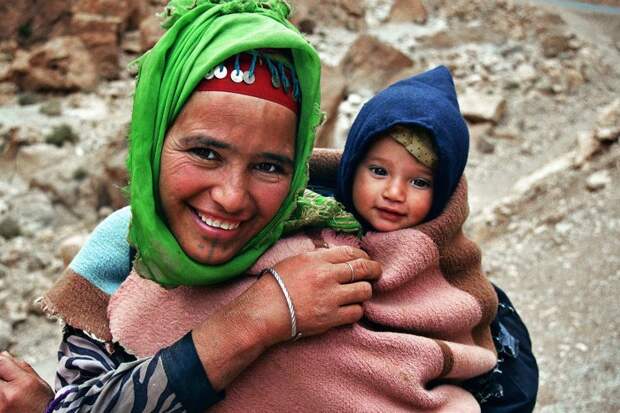 Тинерир, Марокко, 2003 мамы, материнская любовь, мать и дитя, путешествия, трогательно, фото, фотомир, фотоочерки