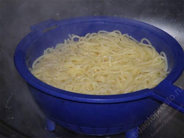 спагетти откинуть на дуршлаг. пошаговое фото этапа приготовления макарон сливочных