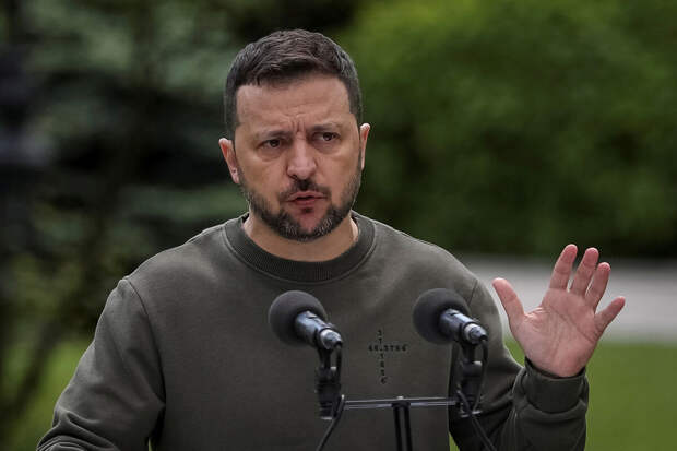 Зеленский ветировал закон об увольнении украинцев, скрывших связи с россиянами