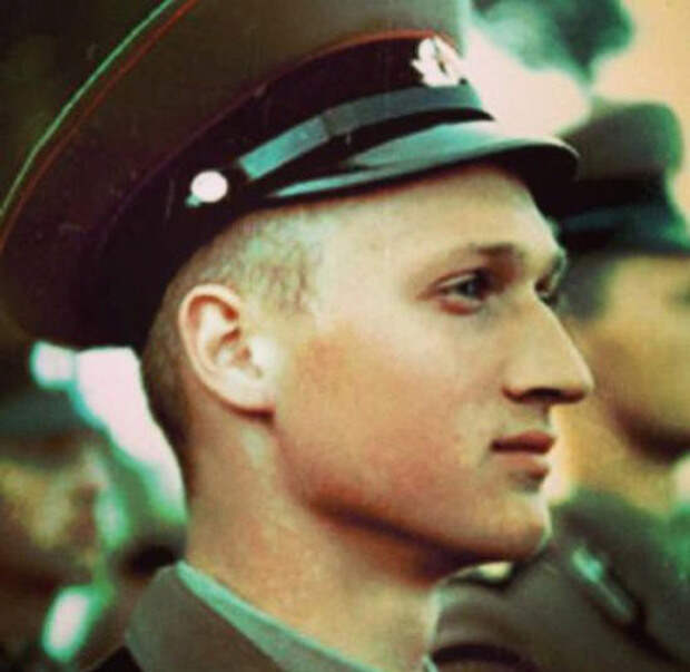 Знаменитости во время службы в армии (26 фото) Знаменитости во время службы в армии (26 фото)