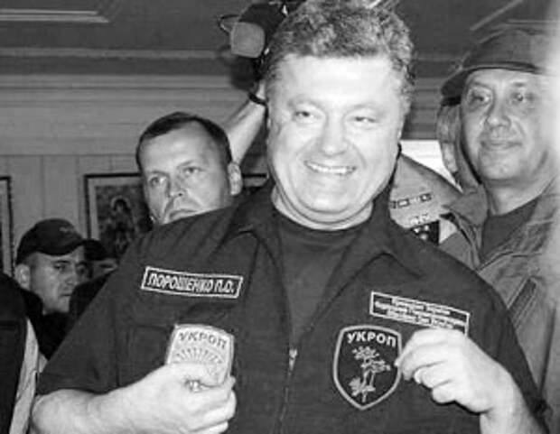 Ранее Порошенко уже примерял на себя нашивку с надписью 