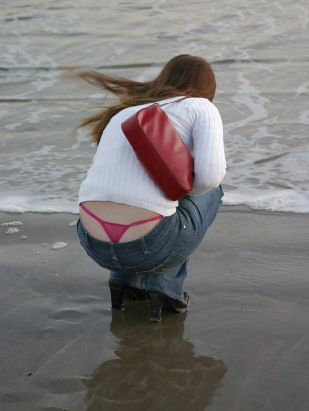 За джинсами с низкой талией трусов не удержать За джинсами с низкой талией трусов не удержать