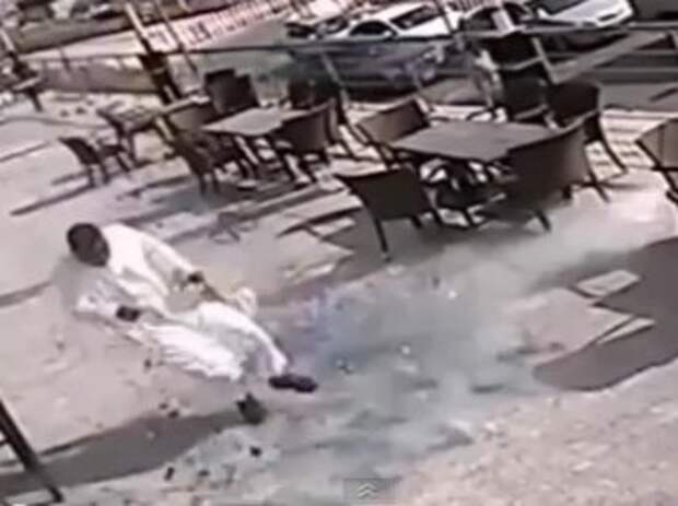 В Саудовской Аравии мужчина чудом остался жив после падения стекла на его голову