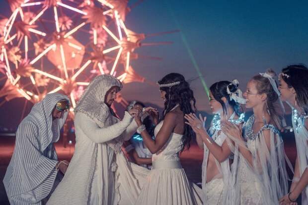 Фестиваль Burning Man прекрасный повод для проведения оригинальной свадьбы