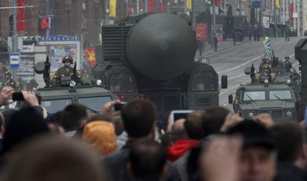 Ракетные комплексы "Тополь-М" во время подготовки в военному параду, 2014 г.