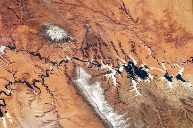NASA ко Дню Земли показало лучшие снимки нашей планеты