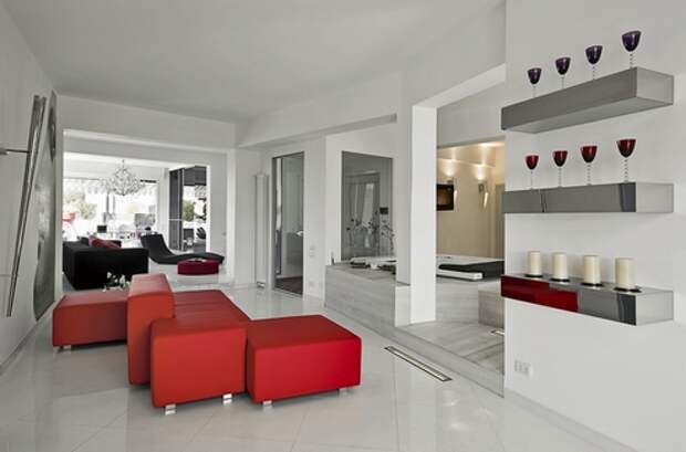 современный интерьер в стиле минмализм с красным диваном