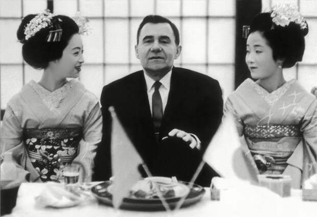 Во время первого посещения Японии по приглашению правительства, 1962 год.