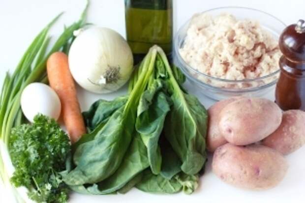 Для приготовления супа со шпинатом и куриными фрикадельками нам понадобится куриный фарш, картофель, свежий шпинат, лук белый (или репчатый), морковь, куриное яйцо, зелёный лук и петрушка, соль, чёрный молотый перец, масло оливковое.