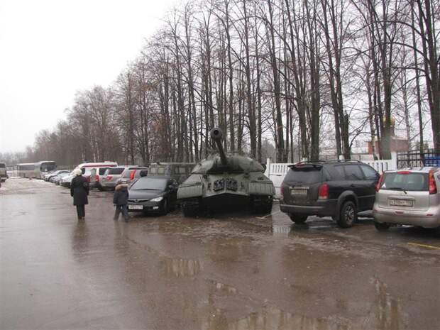 Хотя чего там спасибо, вот и танк. Гений парковки, парковка, прикол, юмор