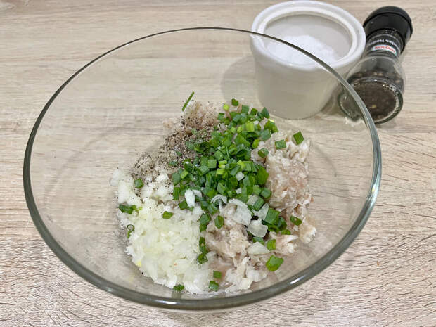 С мясом на пышном тесте - этот пирог заменит собой целый обед. "Чуду" станет любимым блюдом с первого кусочка, а приготовить его совсем просто.-7