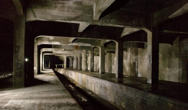 Рэйс Стрит Цинциннати, США В этом городе вся система метро — призрачные станции. В начале 20-го века, автомобили и конные экипажи заполонили город. Мэрия решила перевести часть траффика под землю. К сожалению, обвал фондового рынка в 1929 году поставил на этих планах крест: туннели были заброшены — судя по всему, навсегда.