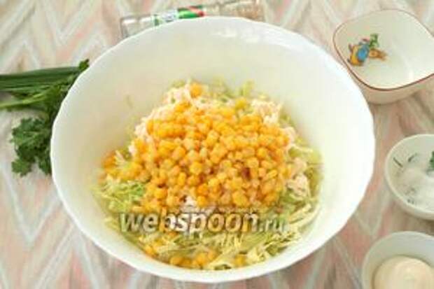Добавить в миску консервированную кукурузу.