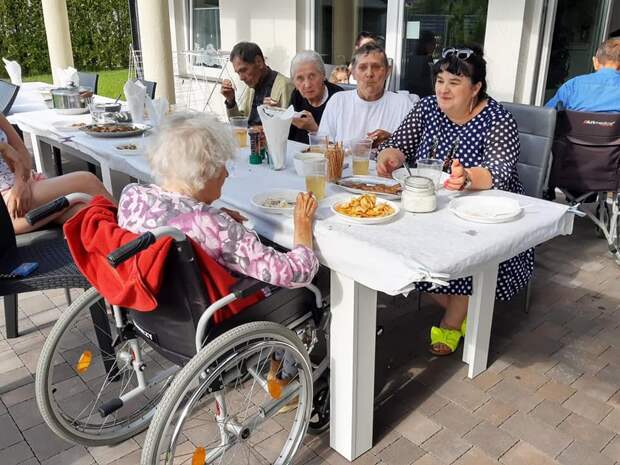 Как в Польше выглядит обычный дом престарелых? Чем кормят и как развлекают польских стариков