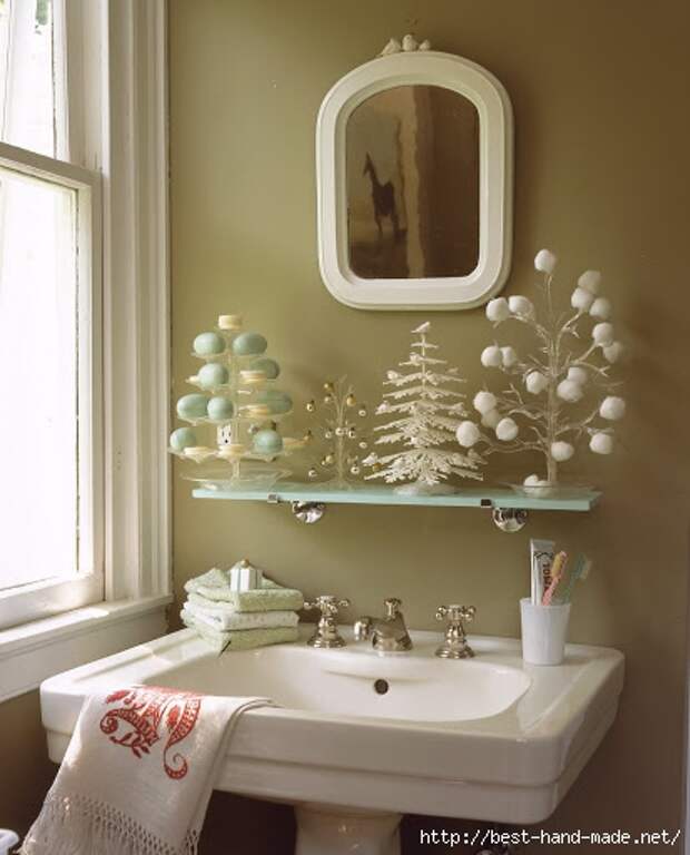 adorable-Christmas-Decorating-Ideas-Bathroom-with-framed-mirror-and-white-pedestal-sink (413x512, 115Kb)