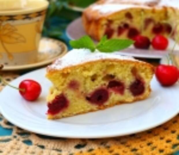 Пирог с вишней и клубникой