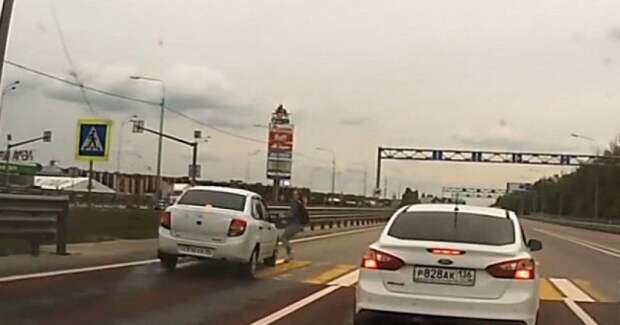 Авария дня.  Под Воронежем Лада Гранта сбила школьницу авария, авария дня, авто, авто авария, видео, дтп, жесть, пешехода сбили