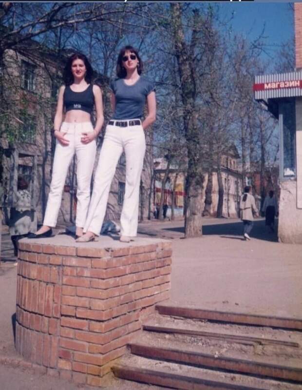 3. Дамы на импровизированном постаменте. 1998 год