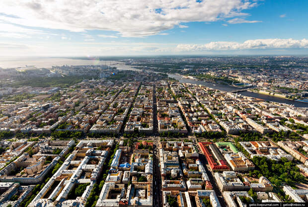 Сеть параллельных улиц-каналов и пересекающих их проспектов Васильевского острова, которые изначально задумывались как каналы. Сеть параллельных улиц-каналов и пересекающих их проспектов Васильевского острова, которые изначально задумывались как каналы.