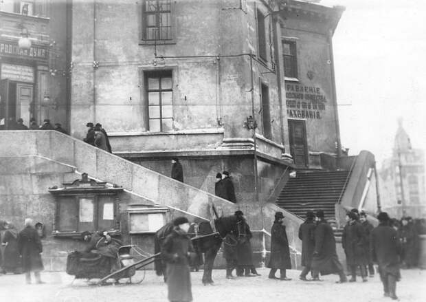 1906. Избиратели на Невском проспекте у входа в помещение для голосования Городского избирательного собрания Спасского участка в помещении Городской думы 1906. Избиратели на Невском проспекте у входа в помещение для голосования Городского избирательного собрания Спасского участка в помещении Городской думы